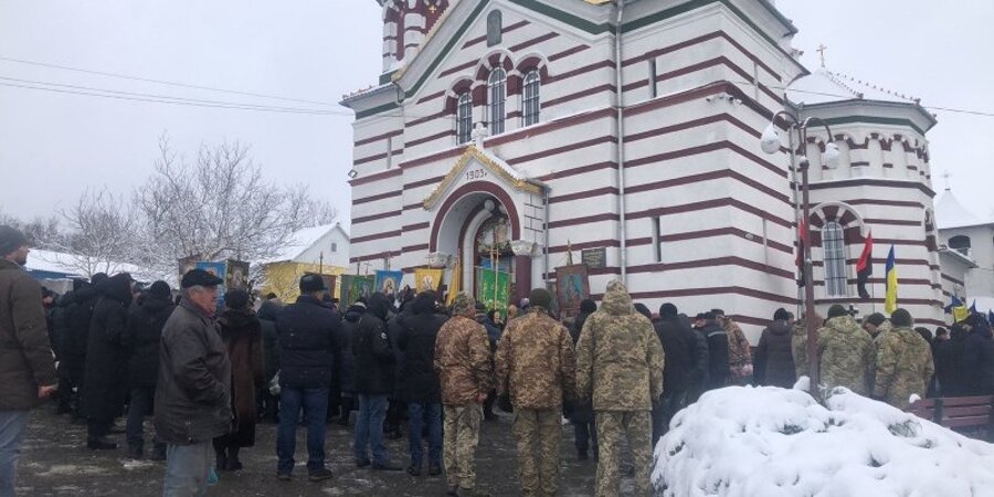 У Чернівецькій області УПЦ МП не пускала людей у храм для відспівування загиблого військового — відео