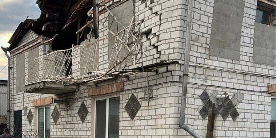 Уламки впали на будинок. У Нацполіції показали наслідки ракетної атаки РФ у Київській області — фото
