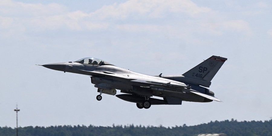 F-16 будуть в Україні не раніше Нового року — Резніков