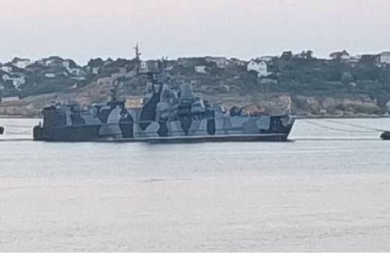 З’явилося фото російського корабля Самум, імовірно, після атаки дрона СБУ. Його буксирують у Севастополі
