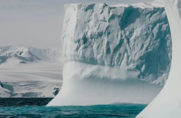 Антарктичний льодовик тріскається зі швидкістю 128 кілометрів на годину